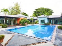 วิลลานาวิน รีสอร์ท พัทยา (Villa Pool)